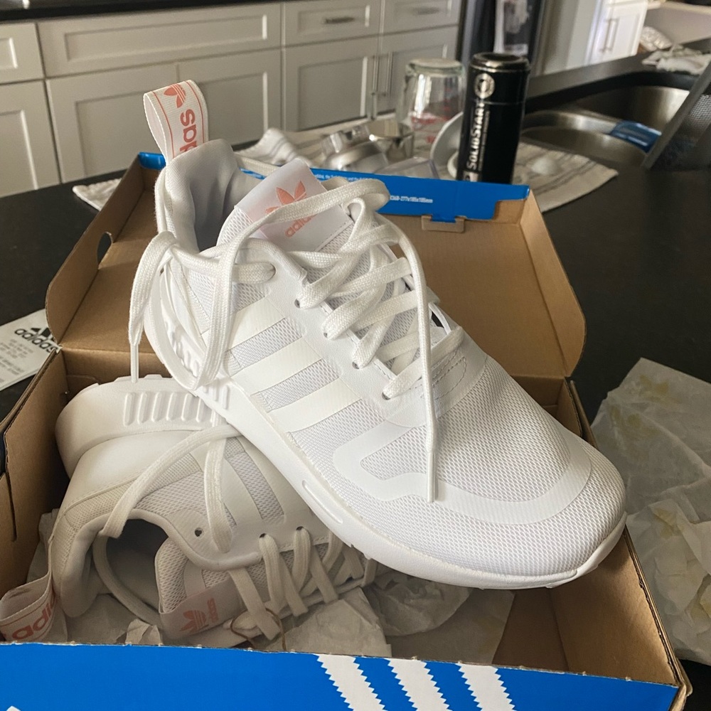 Adidas 6.5 Woman’s Shoe. NWT